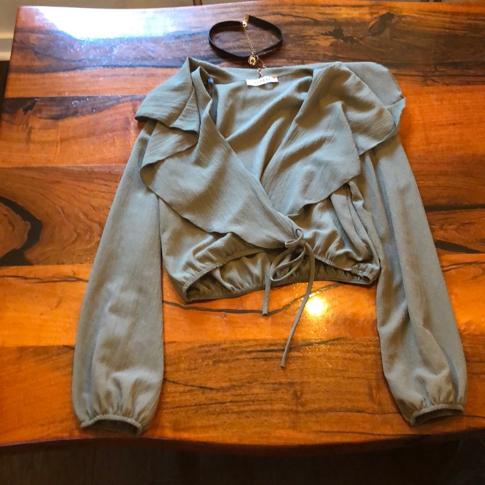 Green long sleeve crop top w/chocker necklace....